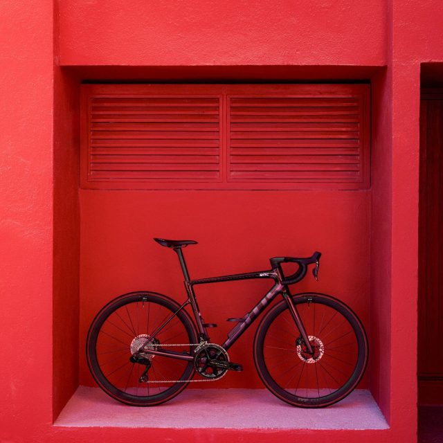 V&eacute;lo sur fond rouge
